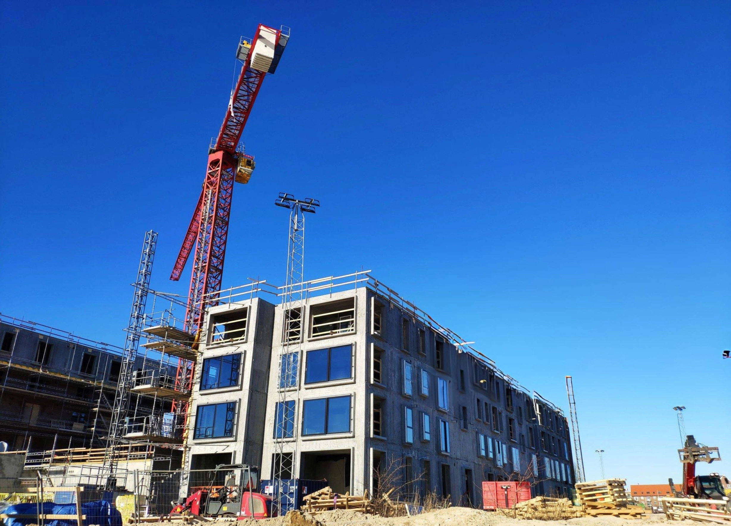 Moderne bylandskab med arkitektoniske strukturer