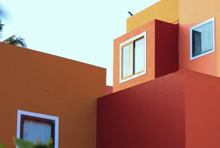 Moderne bylandskab med arkitektoniske strukturer