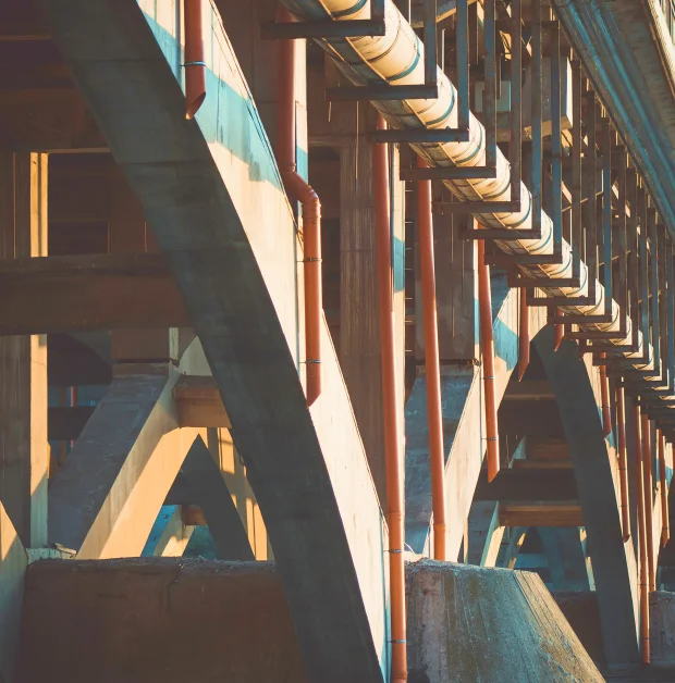 Moderne bylandskab med arkitektoniske strukturer